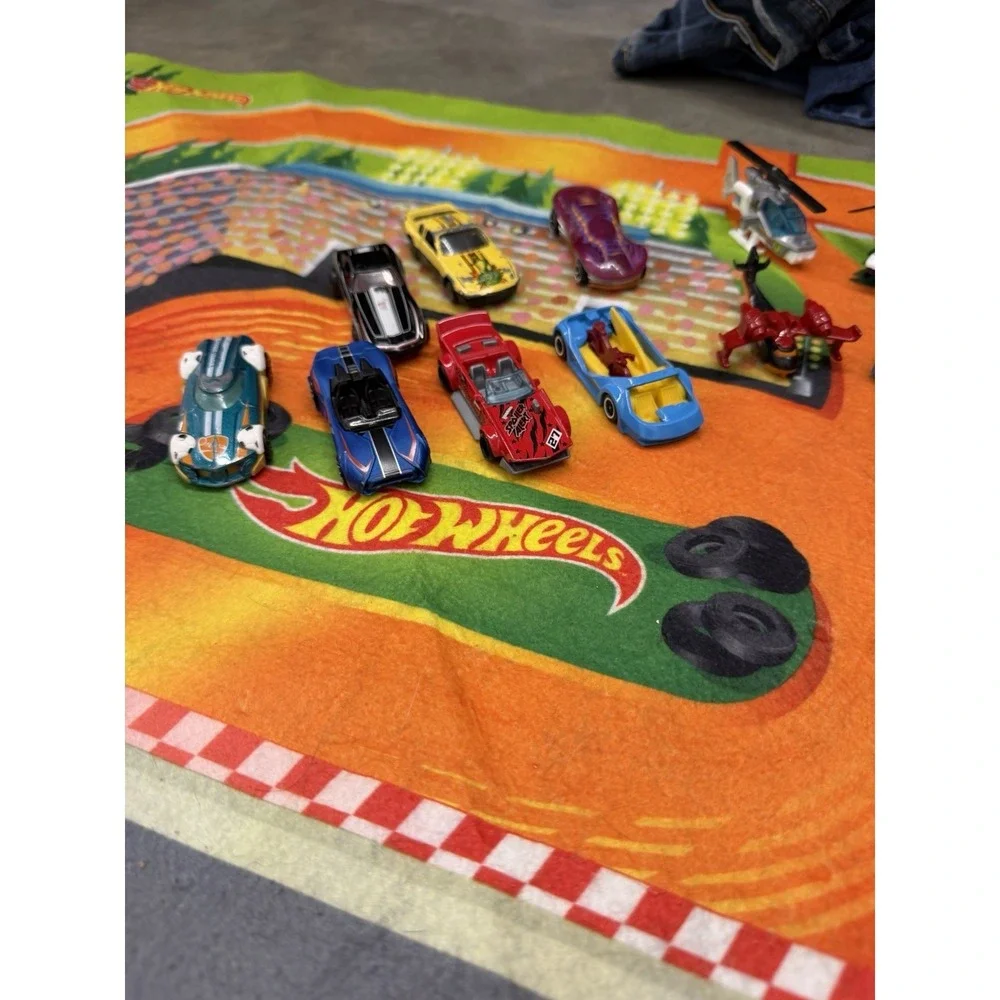 Hot Wheels Car Lot w Play Mat‎ Track Diecast Cars Mixed Lot Kids Toy Bundle